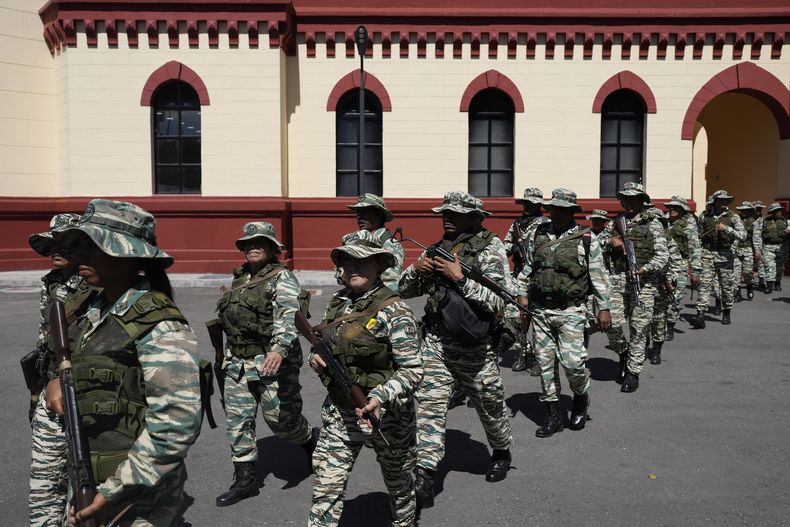 Miembros de la Milicia Bolivariana abandonan el Museo Militar 4F para una reunión de fuerzas de seguridad en el palacio presidencial de Miraflores en Caracas, Venezuela, el martes 7 de enero de 2025, antes de la inauguración presidencial. (AP Foto/Matías Delacroix)