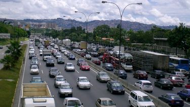 maduro cambia el nombre a una de las autopistas mas importantes de caracas, venezuela