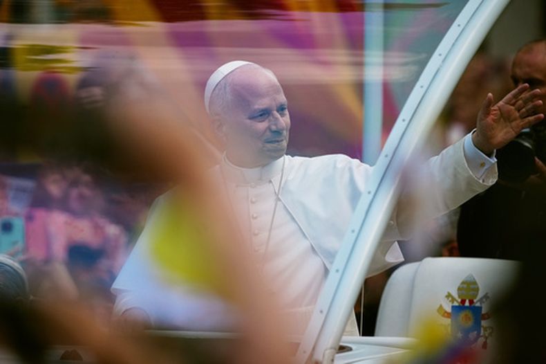 El papa León XIV saluda a su llegada para celebrar una misa en la basílica de la Sagrada Familia en Barcelona, España, el miércoles 10 de junio de 2026. (AP Foto/Joan Mateu Parra)