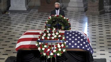 Jueza Ginsburg yace en capilla ardiente en el Capitolio