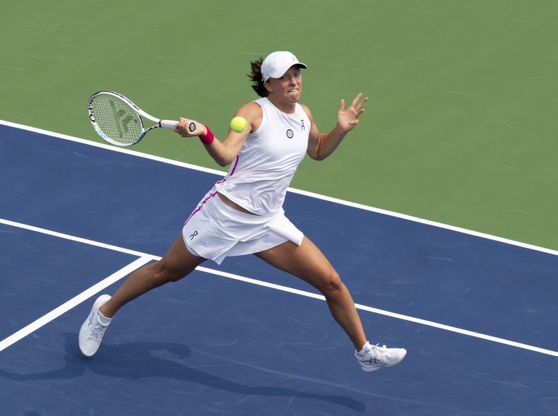 Iga Swiatek, de Polonia, se alista para golpear y devolver frente a Karolina Pliskova, de República Checa, durante el torneo de tenis Abierto National Bank, en Montreal, el miércoles 9 de agosto de 2023. (Christinne Muschi/The Canadian Press vía AP)
