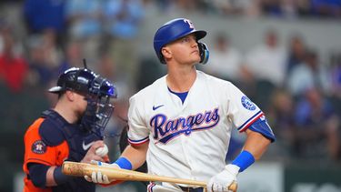 Josh Jung, de los Rangers de Texas (derecha), se dirige al dugout tras poncharse durante la octava entrada de un partido de béisbol contra los Astros de Houston, el sábado 11 de julio de 2026, en Arlington, Texas. (Foto AP/LM Otero)