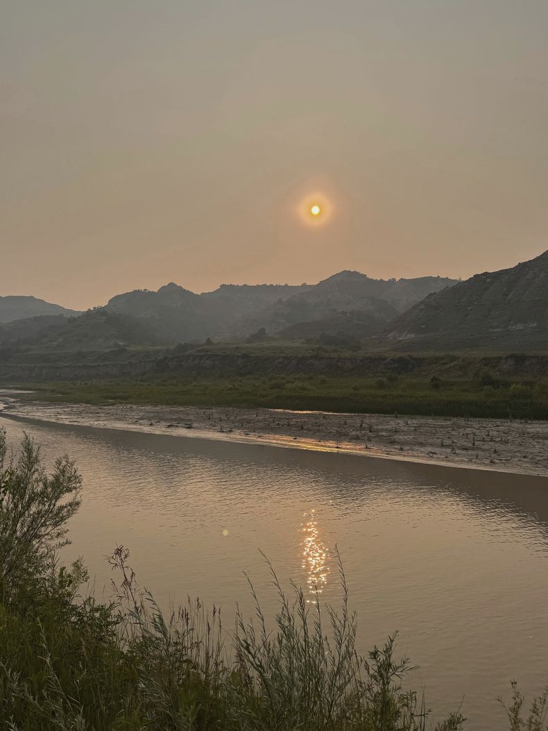 En la imagen, tomada por Joel Crane, se muestra el cielo lleno de humo cerca de Medora, Dakota del Norte, el viernes 11 de julio de 2025. (Joel Crane vía AP)