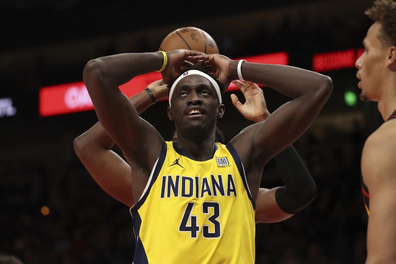 Pascal Siakam (43), de los Pacers de Indiana, reacciona después de una falta en contra de los Hawks de Atlanta en la segunda mitad del juego de baloncesto de la NBA, el jueves 6 de marzo de 2025, en Atlanta. (AP Foto/Colin Hubbard)