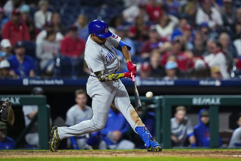 El dominicano Christopher Morel, de los Cachorros de Chicago, batea un jonrón de dos carreras ante los Filis de Filadelfia, el viernes 19 de mayo de 2023 (AP Foto/Matt Rourke)