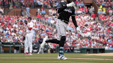 Nick Gordon (derecha) de los Marlins de Miami celebra tras conectar un jonrón ante los Cardenales de San Luis, el domingo 7 de abril de 2024. (AP Foto/Jeff Roberson)