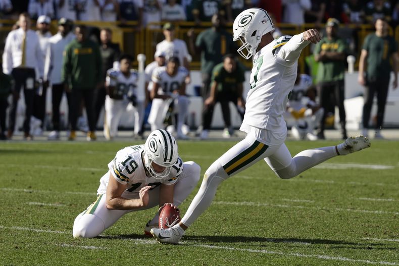 El pateador de los Packers de Green Bay, Brandon McManus (17), patea el gol de campo de la victoria durante la segunda mitad de un partido de fútbol americano de la NFL contra los Texans de Houston, el domingo 20 de octubre de 2024, en Green Bay, Wisconsin. Los Packers ganaron 24-22. (AP Foto/Matt Ludtke)