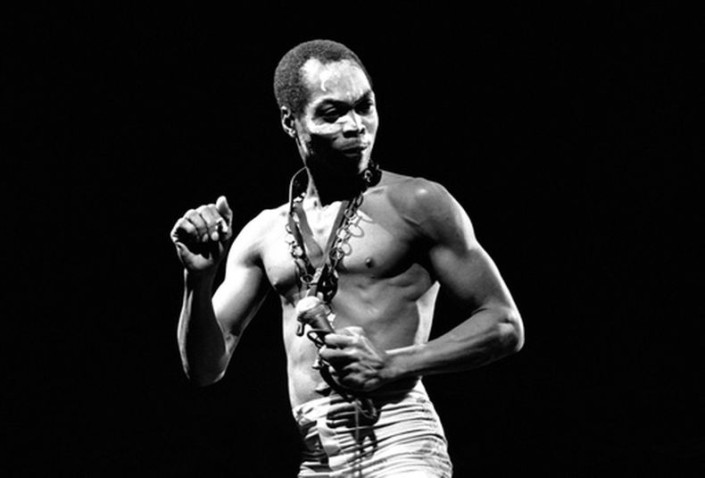 ARCHIVO - El músico y compositor nigeriano Fela Anikulapo Kuti actúa en la Fiesta de la Humanidad del Partido Comunista Francés en La Courneuve, París, Francia. Sábado, 13 de septiembre de 1986. (Foto AP/Laurent Rebours, archivo)
