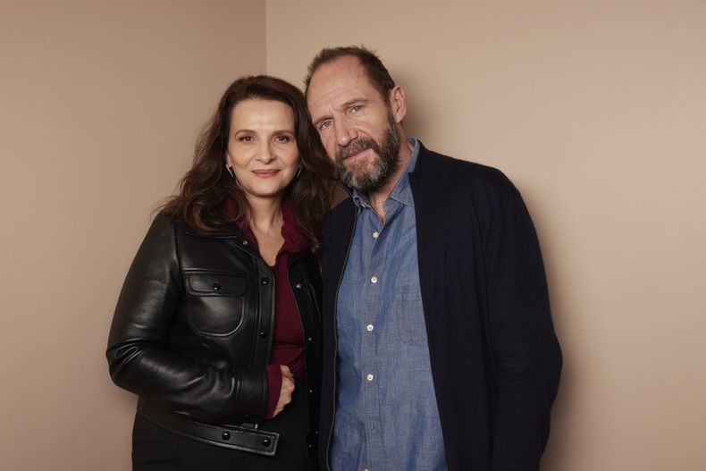 Juliette Binoche, izquierda, y Ralph Fiennes posan para un retrato para promover la película The Return el miércoles 4 de diciembre de 2024 en Nueva York. (Foto Matt Licari/Invision/AP)