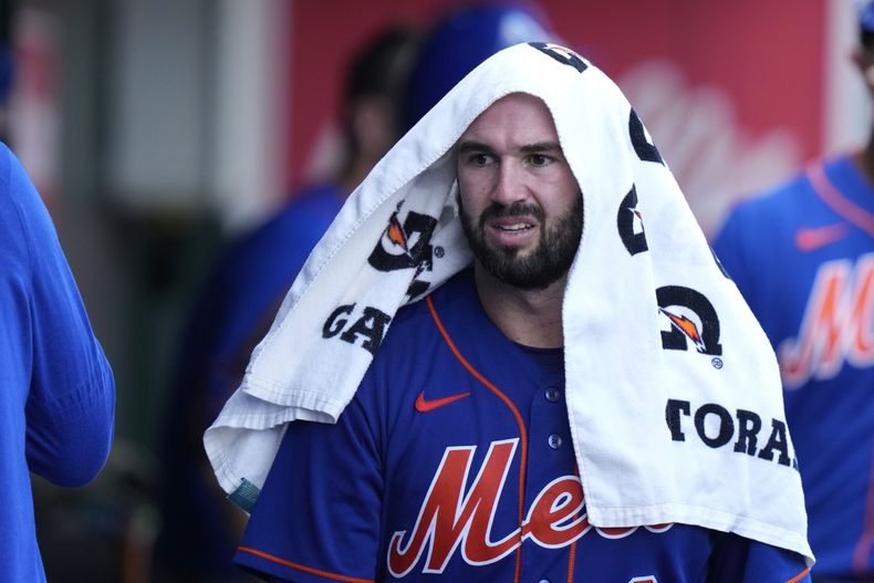 ARCHIVO - El receptor Tomás Nido de los Mets de Nueva York durante un juego de pretemporada ante los Marlins de Miami, el 13 de marzo de 2023. (AP Foto/Lynne Sladky)