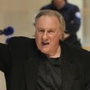 El actor Gerard Depardieu sale de la sala del tribunal para un receso durante su juicio por las presuntas agresiones sexuales de dos mujeres en una película ambientada en 2021, el martes 25 de marzo de 2025 en París. (Foto AP/Aurelien Morissard)