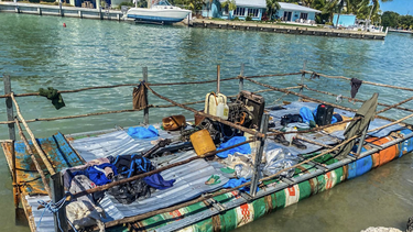 detienen a 10 balseros cubanos tras tocar tierra en cayo de florida