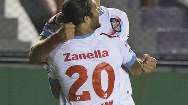 americateve | Milton Caraglio, del Arsenal de Argentina, recibe el abrazo de su compa&ntilde;ero Franco Zuculini luego de anotar un gol frente al Deportivo Anzo&aacute;tegui de Venezuela en un partido de la Copa Libertadores, el martes 25 de febrero de 2014 (AP Foto/Ed