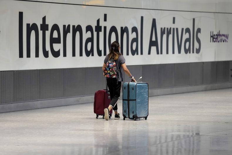 ARCHIVO - Una pasajera llega en un vuelo a la Terminal 5 del Aeropuerto Heathrow de Londres, el 2 de agosto de 2021. (AP Foto/Matt Dunham, archivo)