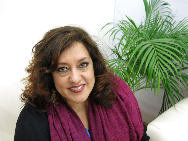 La escritora Laura Emilia Pacheco, hija del fallecido poeta mexicano Jose Emilio Pacheco, posa para un retrato tras una entrevista para promover su libro para ni&ntilde;os "Jose Emilio Pacheco: Amares Llueve sobre el mar" en la Feria Internacion