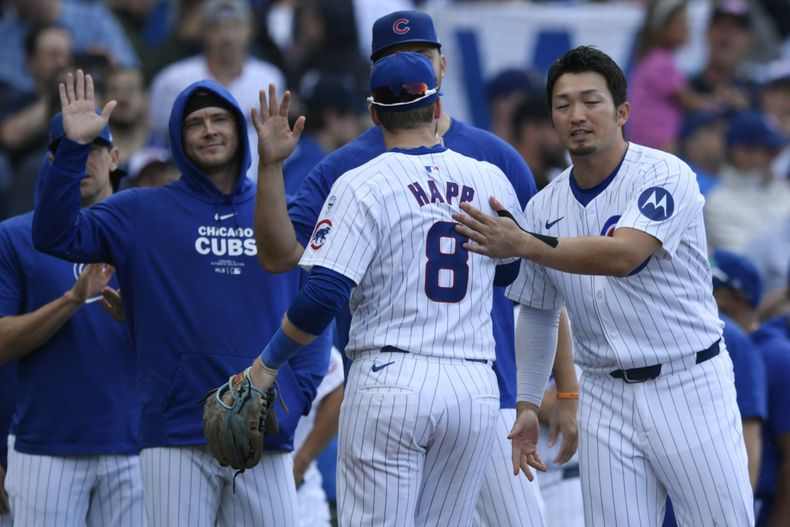 Seiya Suzukik de los Cachorros de Chicago, festeja con su compañero Ian Happ, tras la victoria sobre los Azulejos de Toronto, el sábado 17 de agosto de 2024 (AP Foto/Paul Beaty)