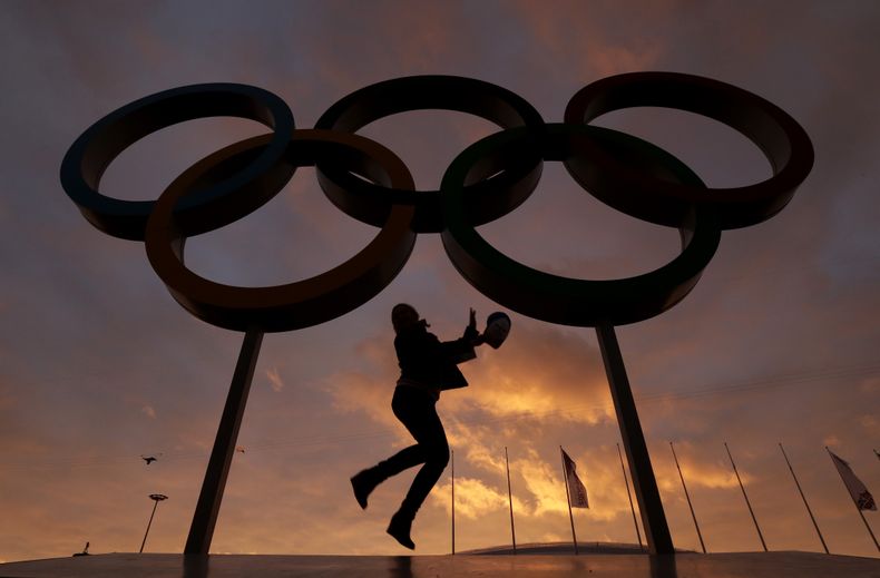 Una mujer posa frente a los anillos en el Parque Ol&iacute;mpico de los Juegos de Sochi, Rusia, el mi&eacute;rcoles 5 de febrero de 2014. (AP Foto/Charlie Riedel)