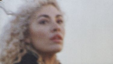 En esta imagen, la portada del EP Distant de Stella Santana. (Stella Santana vía AP)