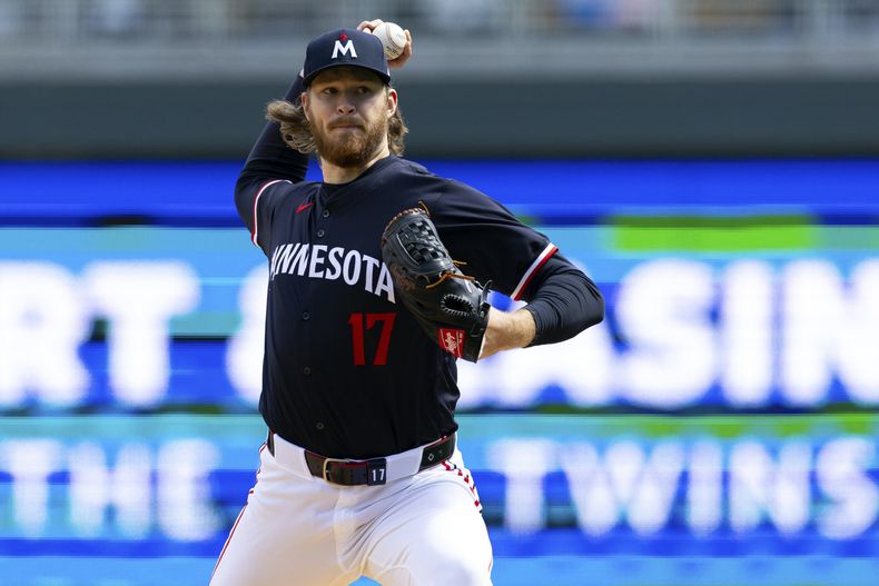 El lanzador de los Mellizos de Minnesota Bailey Ober lanza en la tercera entrada del juego de la MLB ante los Tigres de Detroit el sábado 20 de abril del 2024. (AP Foto/Stacy Bengs)