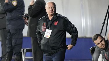 ARCHIVO - Foto del 4 de mayo del 2023, el entrenador Luis Felip Scolari observa el juego del Athletico Paranaense de la Copa Libertadores. El viernes 16 de junio del 2023, Scolari sale del retiro y firma como nuevo director técnico del Atletico Mineiro. (AP Foto/Jorge Saenz, Archivo)