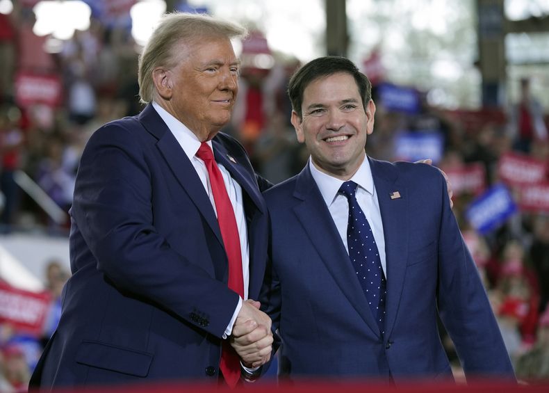 ARCHIVO - El excandidato presidencial republicano Donald Trump saluda al senador Marco Rubio, republicano de Florida, durante un mitin de campaña en el J.S. Dorton Arena, el 4 de noviembre de 2024, en Raleigh, Carolina del Norte (Foto AP/Evan Vucci, Archivo)