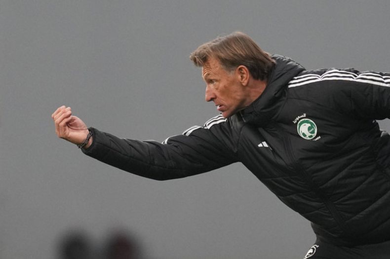 ARHIVO - Herve Renard, técnico de Arabia Saudí, da indicaciones durante un partido amistoso ante Serbia en Backa Topola, el martes 31 de marzo de 2026 (AP Foto/Darko Vojinovic, archivo)