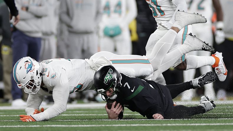 Jaelan Phillips, linebacker de los Dolphins de Miami, captura a Tim Boyle, quarterback de los Jets de Nueva York, en el cuarto periodo del partido del viernes 24 de noviembre de 2023 (AP Foto/Adam Hunger)