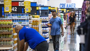 ARCHIVO – Varias personas compran en un Walmart Superstore en Secaucus, Nueva Jersey, el 11 de julio de 2024. (AP Foto/Eduardo Munoz Alvarez, Archivo)