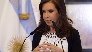 americateve | La presidenta argentina Cristina Fern&aacute;ndez da un discurso televisado a nivel nacional desde el palacio de gobierno Casa Rosada en Buenos Aires, Argentina, el mi&eacute;rcoles 12 de febrero de 2014. Fern&aacute;ndez acus&oacute; el mi&eacute;rcoles