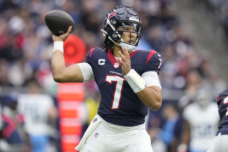 El quarterback de los Texans de Houston C.J. Stroud (7) busca lanzar un pase durante la primera mitad del juego de la NFL ante los Titans de Tennessee, el domingo 31 de diciembre de 2023, en Houston. (AP Foto/Eric Christian Smith)