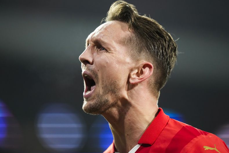 Luuk de Jong celebra tras anotar un gol para el PSV Eindhoven ante el Borussia Dortmund en los octavos de final de la Liga de Campeones, el martes 20 de febrero de 2024, en Eindhoven. (AP Foto/Peter Dejong)