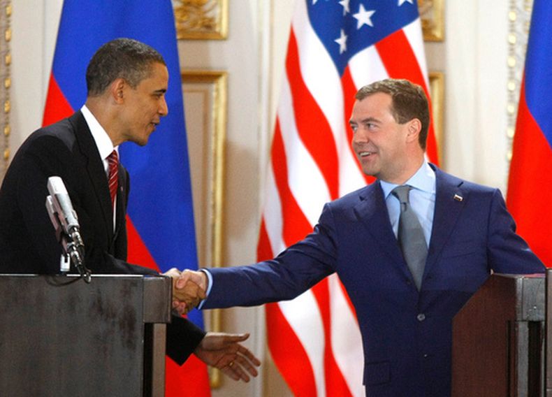 ARCHIVO – El presidente estadounidense Barack Obama, izquierda, y su homólogo ruso, Dmitry Medvedev, derecha, se saludan en una conferencia de prensa en el Castillo de Praga, en esa ciudad de República Checa, el 8 de abril de 2010, tras firmar el tratado Nuevo START para reducir el número de armas nucleares de largo alcance. (AP Foto/Mikhail Metzel, Archivo)