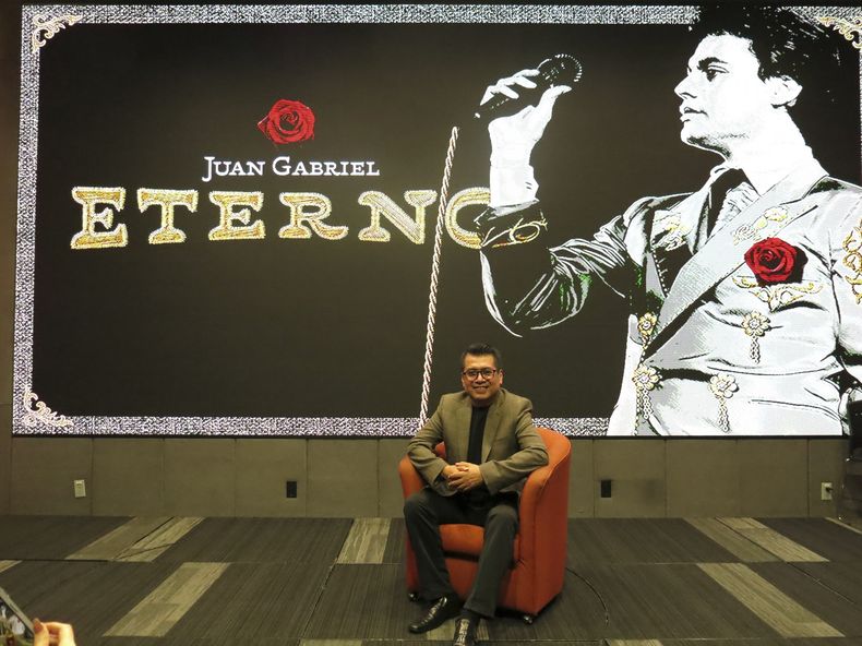 El productor mexicano Guillermo Hernández Galicia posa para un retrato durante una entrevista para promover el álbum Eterno de Juan Gabriel, en la Ciudad de México, el miércoles 3 de septiembre de 2025. (Foto AP/Berenice Bautista)
