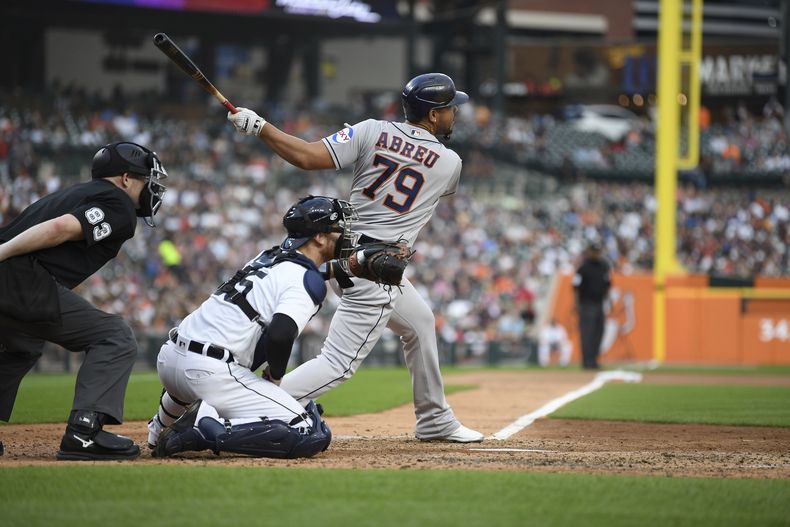 El cubano José Abreu, de los Asros de Houston, batea un sencillo en el juego del sábado 26 de agosto de 2023, ante los Tigres de Detroit (AP Foto/Lon Horwedel)