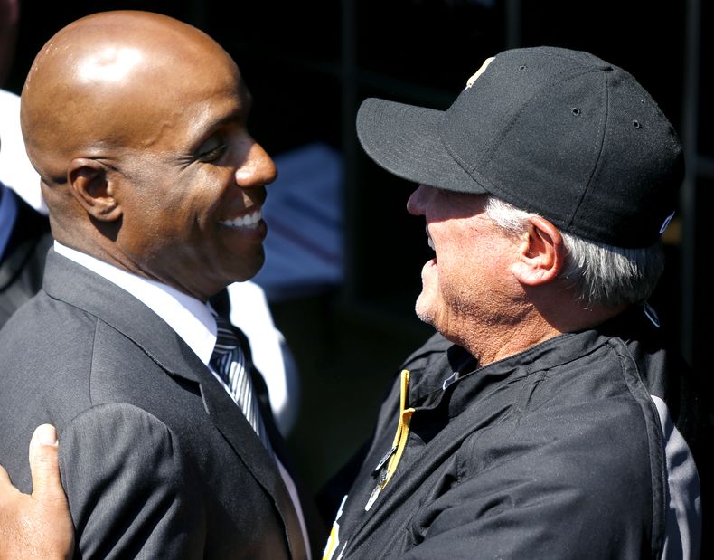 Barry Bonds es saludado por el actual m&aacute;nager de los Piratas Clint Hurdle a su regreso a Pittsburgh m&aacute;s de dos d&eacute;cadas despu&eacute;s de que se fue a San Francisco. Bonds particip&oacute; en la entrega del premio al Jugador M&aacute;s