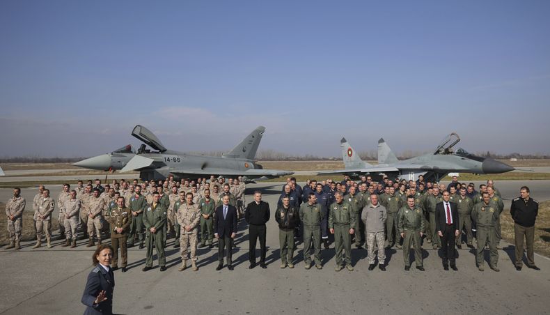 ARCHIVO - Tropas de las fuerzas aéreas búlgaras y españolas ante aviones Eurofighter EF-2000 Typhoon II y MiG-29, en Graf, Ignatievo, el 17 de febrero de 2022. (AP Foto/Valentina Petrova, Archivo)