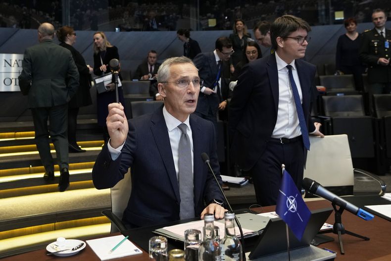 El secretario general de la OTAN, Jens Stoltenberg, inicia una sesión de los ministros de defensa del Consejo del Atlántico Norte en la sede de la OTAN, Bruselas, jueves 15 de febrero de 2024. (AP Foto/Virginia Mayo)