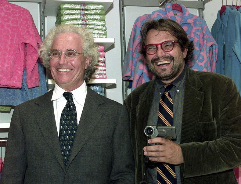 ARCHIVO - Luciano Benetton, izquierda, y el fotógrafo Oliviero Toscani posan para fotógrafos en Milán, Italia, el 29 de septiembre de 1998. (Foto AP/Luca Bruno, archivo)