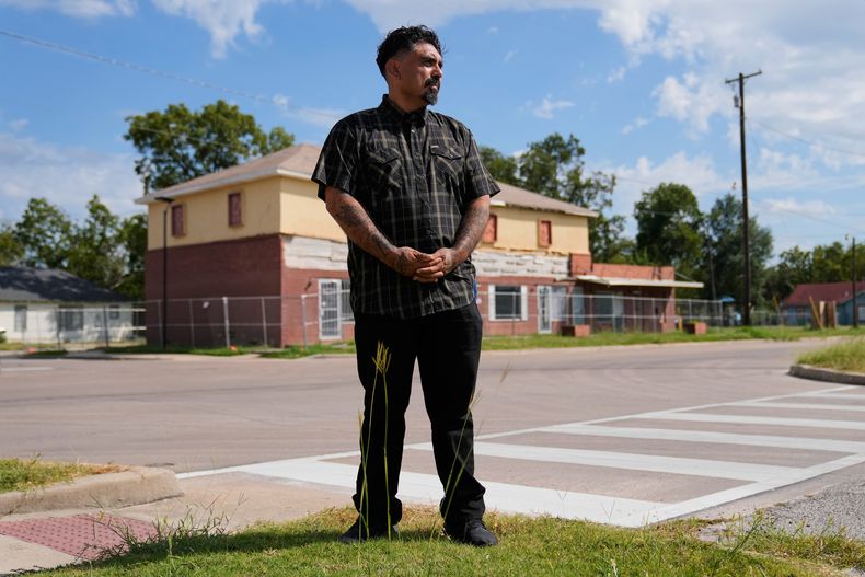 Julio Torres posa para una foto el lunes 22 de septiembre de 2025 en Terrell, Texas, cerca de Serenity Corner, una iglesia que financió hace casi una década. (AP Foto/Tony Gutierrez)