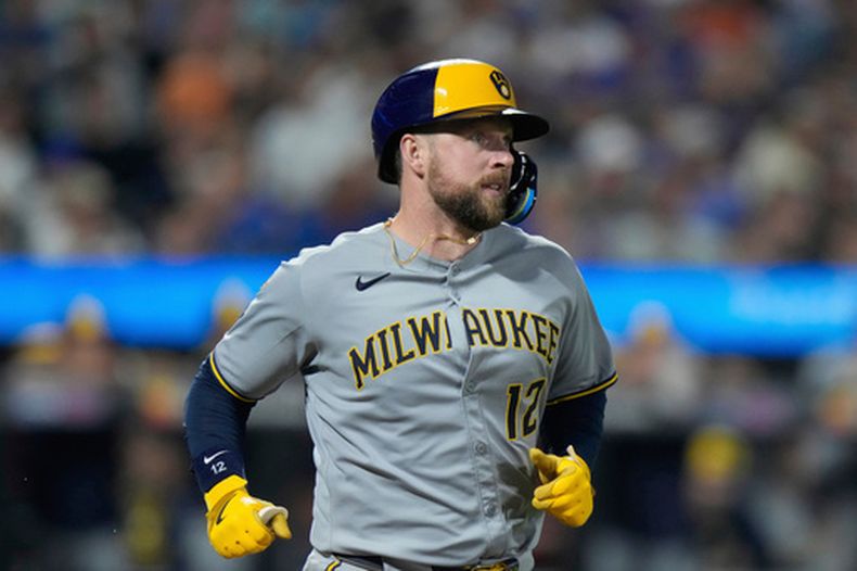 ARCHIVO - Rhys Hoskins, de los Cerveceros de Milwaukee, corre durante la sexta entrada en el segundo juego de béisbol de una doble cartelera contra los Mets de Nueva York el 2 de julio de 2025, en Nueva York. (Foto AP/Frank Franklin II, Archivo)