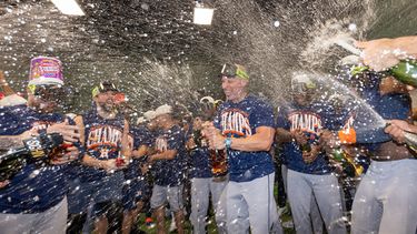 Los Astros de Houston celebran después de amarrar el título del Oeste de la Liga Americana con la victoria sobre los Atléticos el domingo 27 de septiembre de 2026, en West Sacramento, California. (AP Foto/Sara Nevis)