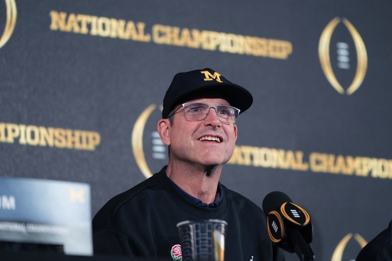 El entrenador en jefe de Michigan Jim Harbaugh conversa durante la conferencia de prensa luego de ganar el Campeonato Nacional tras superar a Washington por 34-14, en Houston, el martes 9 de enero de 2024. (AP Foto/Eric Gay)