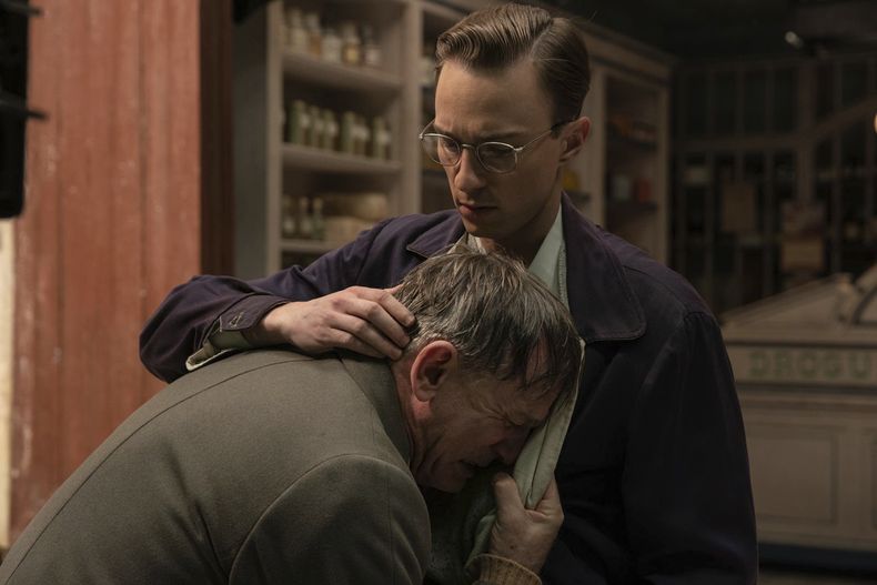Esta imagen difundida por A24 muestra a Daniel Craig, izquierda, y Drew Starkey en una escena de la película de Luca Guadagnino, Queer. (A24 vía AP)
