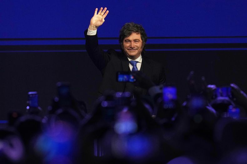 El presidente de Argentina, Javier Milei, llega para intervenir en el Foro de Madrid, en Santiago de Chile, el jueves 3 de septiembre de 2026. (Foto AP/Esteban Félix)