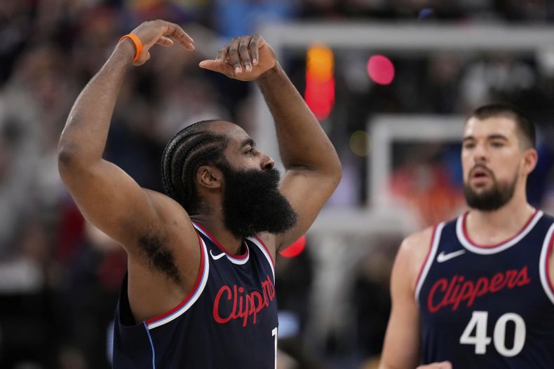 James Harden, base de los Clippers de Los Ángeles, festeja junto a Ivica Zubac, durante el encuentro de playoffs del jueves 1 de mayo de 2025, ante los Nuggets de Denver (AP Foto/Mark J. Terrill)