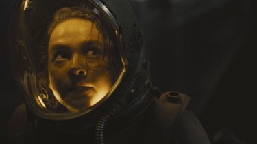 Esta imagen proporcionada por 20th Century Studios muestra a Cailee Spaeny en una escena de Alien: Romulus. (20th Century Studios via AP)