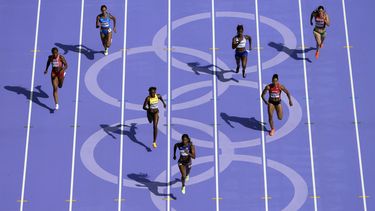 La mexicana Cecilia Tamayo (derecha) terminó última en su manga eliminatoria de los 200 metros que fue ganada por la estadounidense Gabrielle Thomas el domingo 4 de agosto del 2024, en Saint-Denis, Francia. (AP Foto/David J. Phillip)