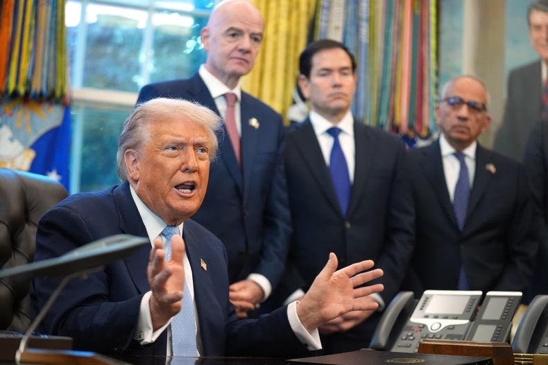 El presidente Donald Trump responde a preguntas de los periodistas durante una reunión con el grupo de trabajo de la Copa Mundial 2026 en el Despacho Oval de la Casa Blanca, el lunes 17 de noviembre de 2025, en Washington.En la imagen también aparecen el presidente de la FIFA, Gianni Infantino, el secretario de Estado Marco Rubio y el asesor principal de la FIFA, Carlos Cordeiro. (AP Foto/Evan Vucci)