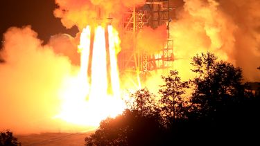 americateve | El cohete Long March 3B  que lleva una sonda lunar Change-3 en una foto de la agencia oficial de noticias Xinhua en el momento del lanzamiento de Centro de Lanzamientos de Sat&eacute;lites Xichang, en el suroeste de la China. el lunes 2 de diciembre del