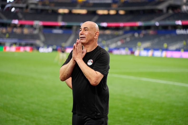 El seleccionador de Egipto Hossam Hassan tras la victoria ante Australia en una tanda de penales por los 16vos de final del Mundial, el viernes 3 de julio de 2026, en Arlington, Texas. (AP Foto/Tony Gutiérrez)